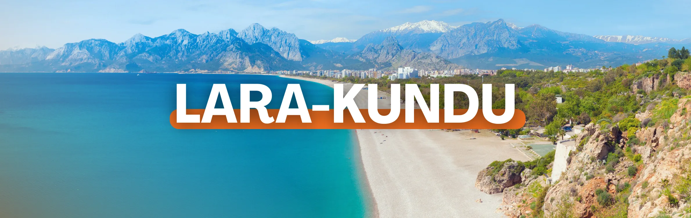 Grosser Strand mit Gebirge im Hintergrund